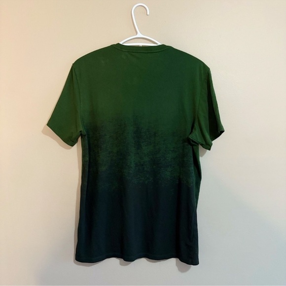 3/$10⚡️Guess Green & Black Ombre Graphic Print V-Neck T-Shirt - Picture 6 of 9